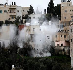 قوات الاحتلال تفجر منزل الأسير عزمي أبو هليل في دورا جنوب الخليل